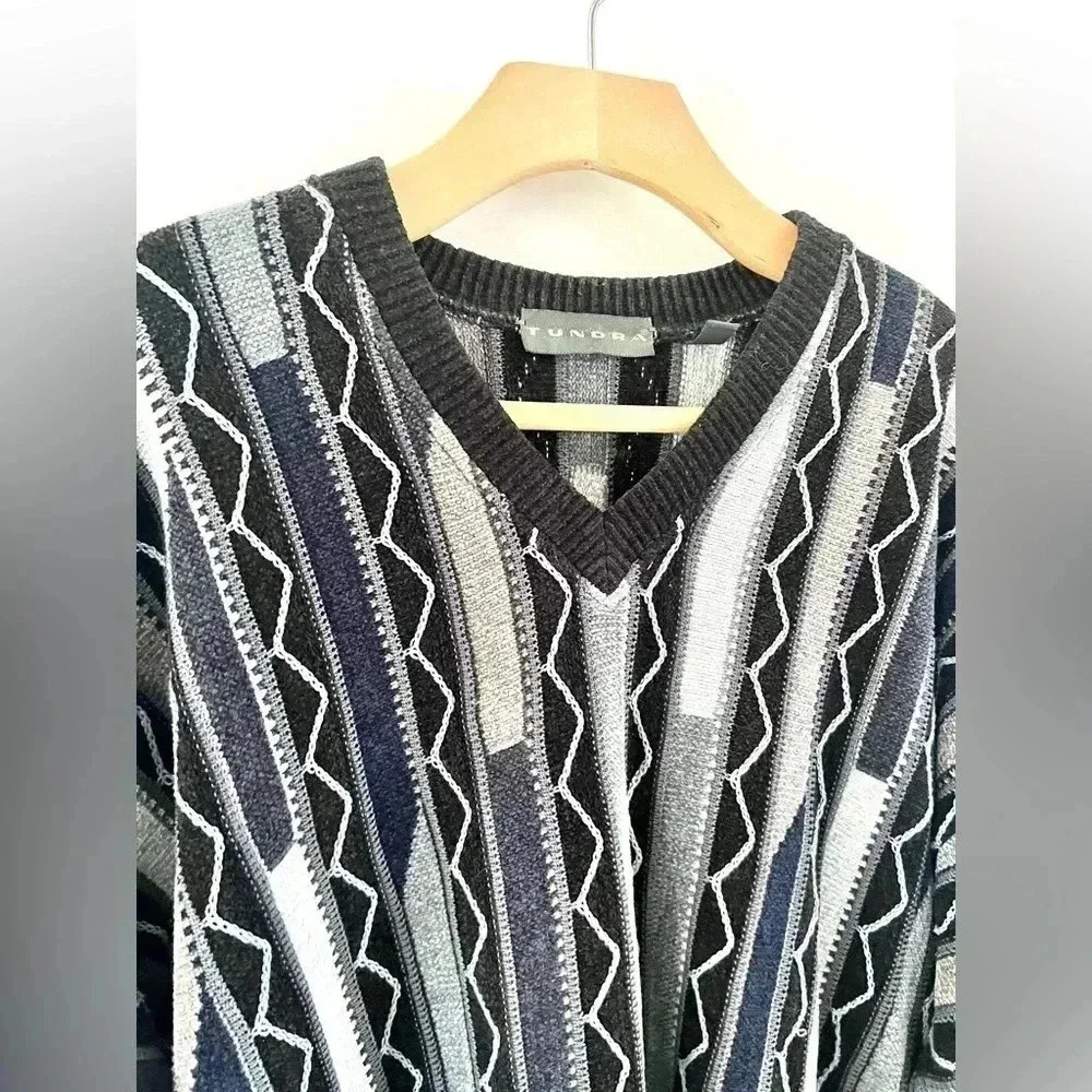 Tundra‎ Vintage Black & Gray Striped 3D Knit V- Neck Grandpa Sweater Size Large